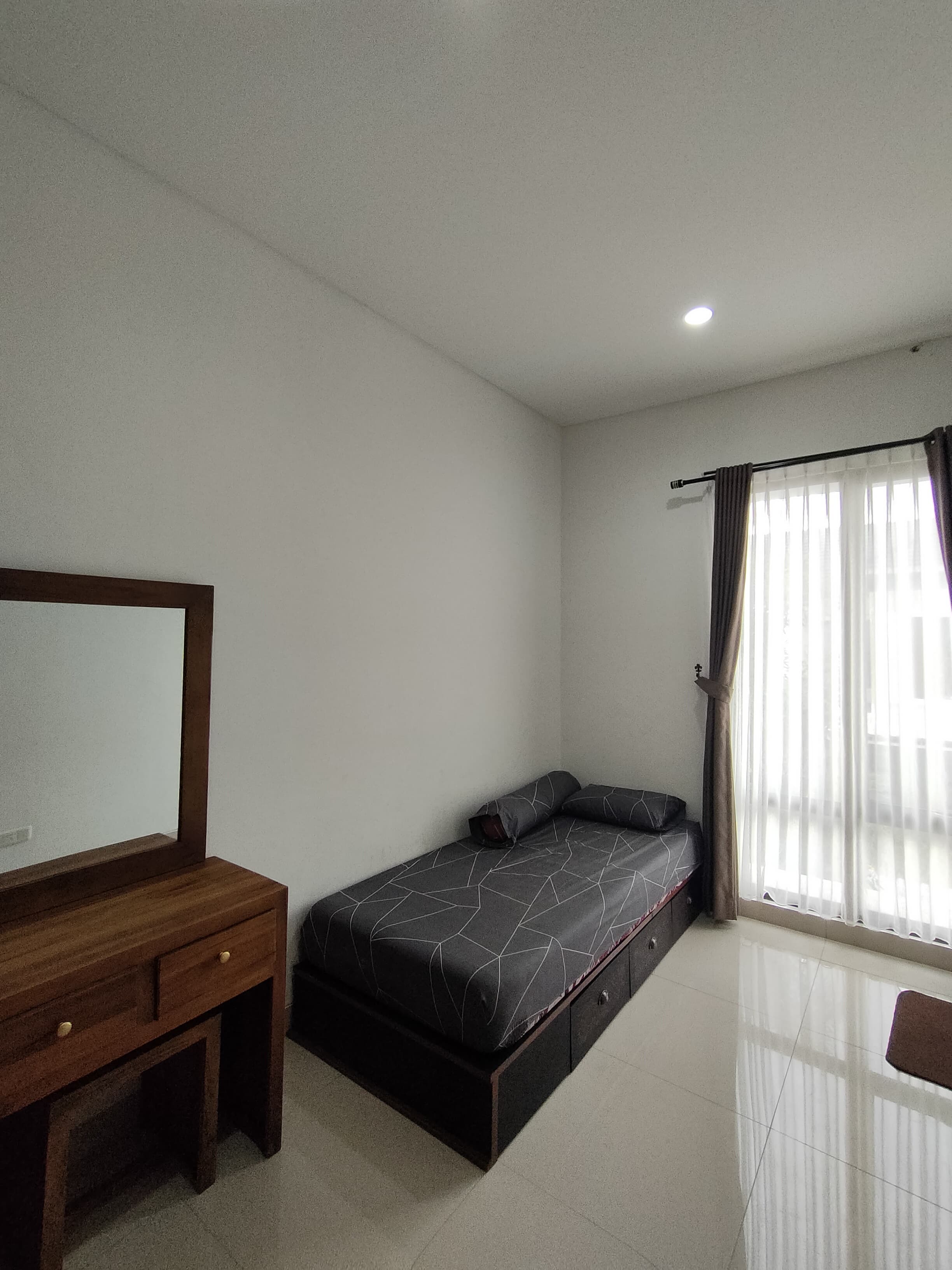 Kamar Tidur Alfarobi Kost Citra Raya Tangerang yang Bersih